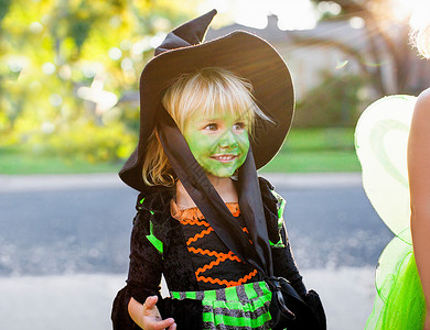 万圣节女巫帽子穿着女巫服装的孩子背景