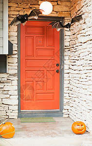 橙色房子为万圣节装饰的房子前门背景