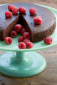 巧克力蛋糕和覆盆子图片