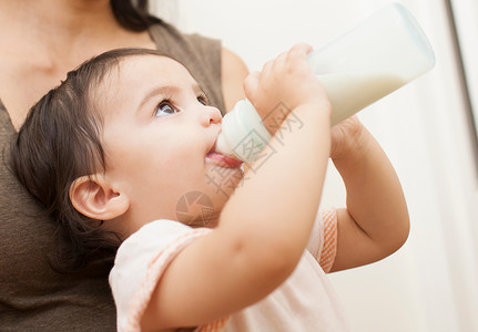 喝牛奶的女婴图片