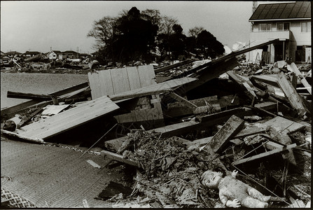扁平房子边框2011年东北地震和海啸后碎片中的洋娃娃背景