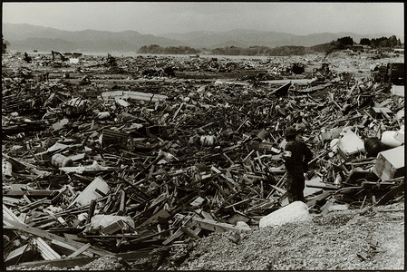 善后2011年日本地震和海啸后废墟中的士兵背景