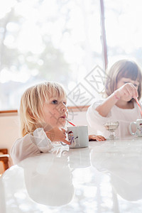 孩子们在餐桌上吃早餐图片