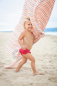 幼童玩条纹毛巾背景图片