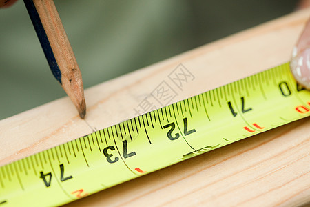 木材测量板和铅笔标记图片
