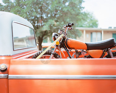 皮卡车上的橙色摩托车背景图片