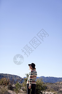 美国加利福尼亚州洛杉矶Chilao营地戴帽子的年轻女子图片