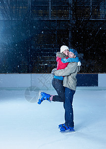 在溜冰场拥抱的情侣图片