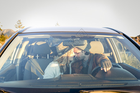 车内拥吻的情侣图片