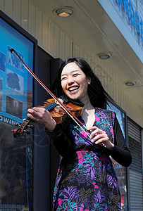 年轻的女艺人拉小提琴图片
