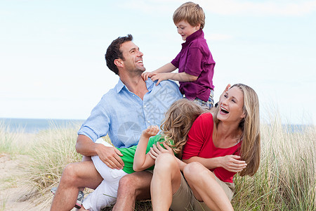 在海边玩得开心的家庭图片