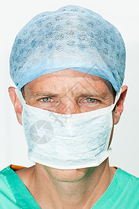 戴面具的外科医生肖像特写图片