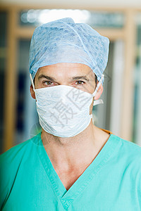 戴面具戴帽子的男外科医生背景图片