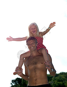 父亲和女儿肩并肩图片
