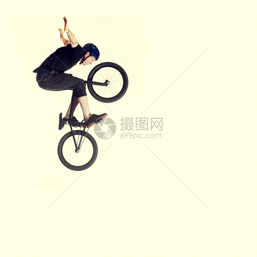 骑BMX自行车的年轻人，半空图片
