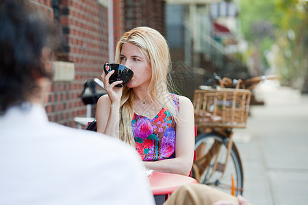 美女在咖啡馆外喝咖啡图片