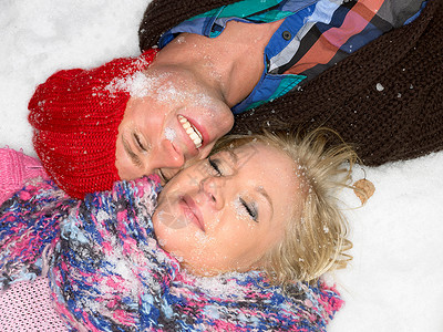 白雪中的情侣图片