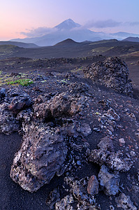 俄罗斯堪察加半岛的熔岩场和托尔巴奇克火山背景图片