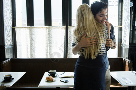 情侣在咖啡馆拥抱图片