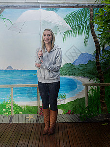 带海滩背景的雨伞下的女人图片