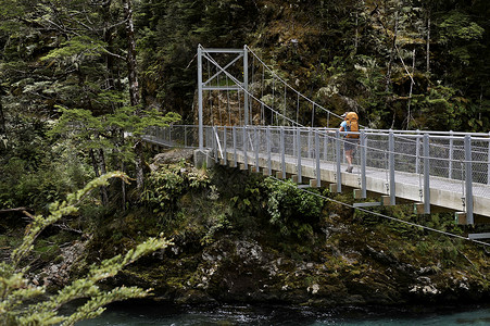 穿过人行天桥的妇女，新西兰图片