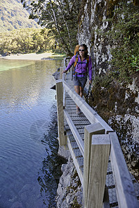新西兰在木板路上行走的中年妇女图片