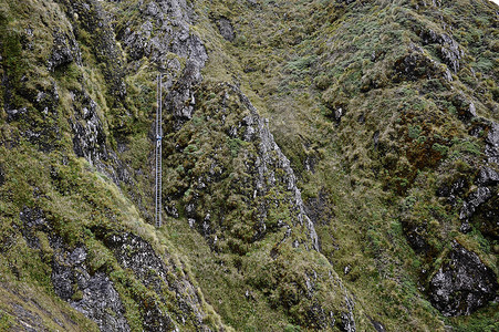 新西兰山脊女登山者登高的远视图背景图片