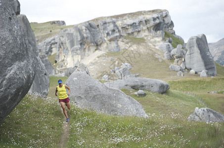 新西兰青山公路上的女跑步者图片