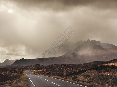 赫布里底群岛斯凯岛的乡村道路和风暴云图片