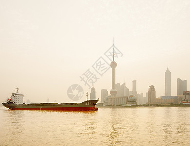 中国上海的货船和薄雾天际线图片