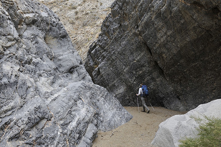 加利福尼亚州死亡谷国家公园大理石峡谷的徒步旅行者探索岩层图片