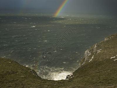 英国威尔士莱恩半岛海岸风暴云和彩虹的景色图片