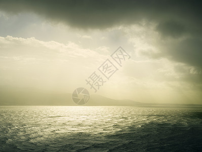 英国威尔士海暴云和阳光视图图片