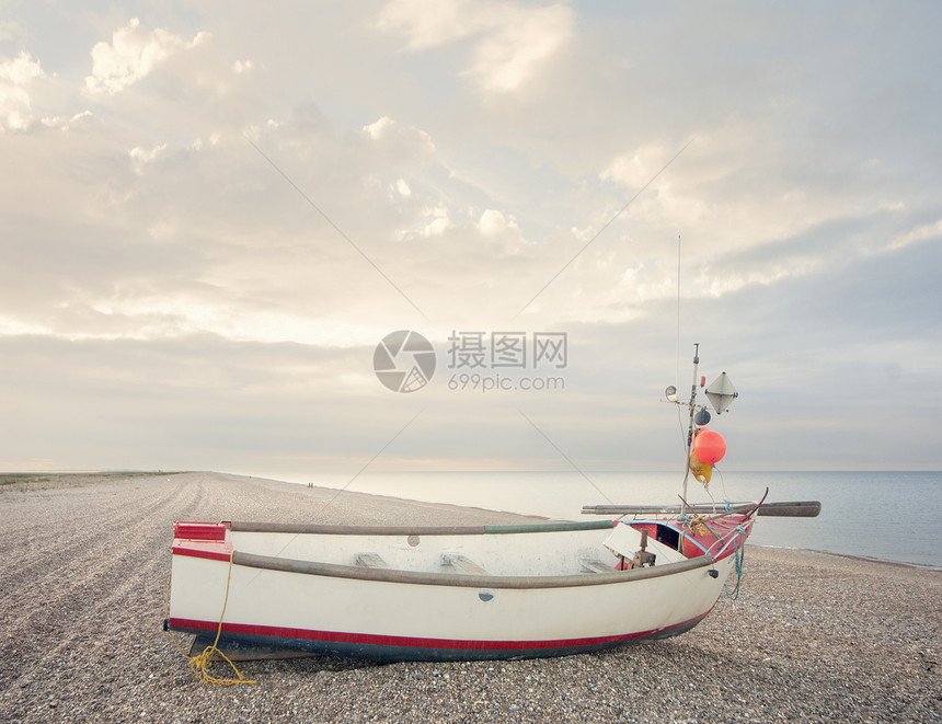 英国空木瓦海滩上的渔船图片
