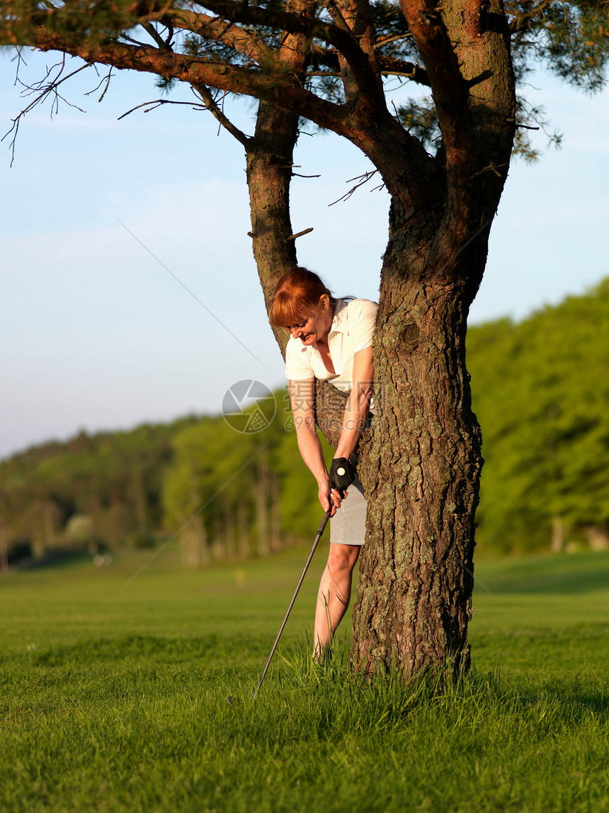 女子打高尔夫球图片