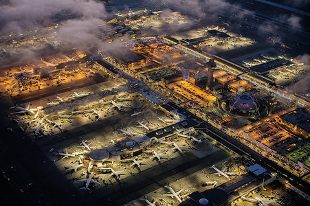 美国加利福尼亚州洛杉矶机场夜间照明的大角度视图高清图片