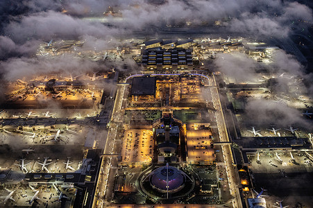 美国加利福尼亚州洛杉矶机场夜间照明的大角度视图高清图片