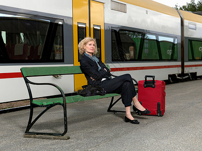火车站的成熟女人图片