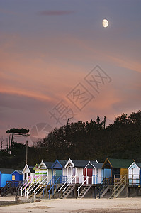 英国诺福克的月光下的一排彩色海边小屋高清图片