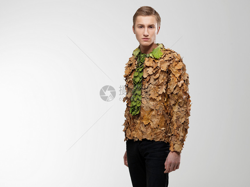 穿树叶做的衬衫和领带的男人图片