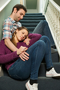 坐在楼梯上的年轻夫妇图片