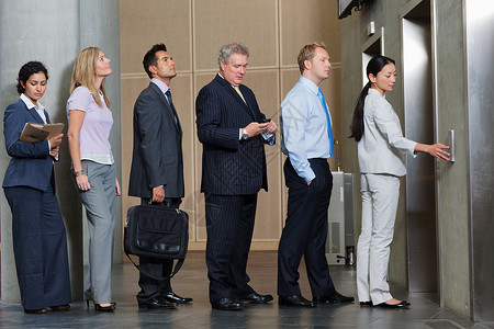 商务排队排队等候电梯的商人背景