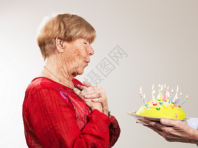 收到白底生日蛋糕的老太太图片