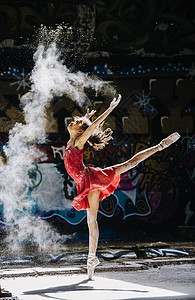 炫舞涂鸦素材芭蕾舞女孩在涂鸦前撒白粉背景