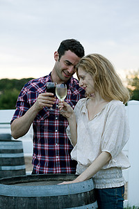 夫妇在葡萄园品尝葡萄酒图片