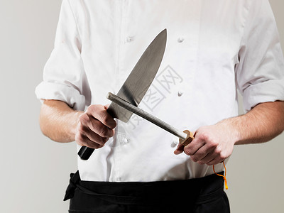 小满十日刀下死厨师在白色背景下磨刀背景