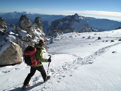 雪中跋涉阿根廷门多萨省安第斯山脉的阿空加瓜岛上爬山的女人背景