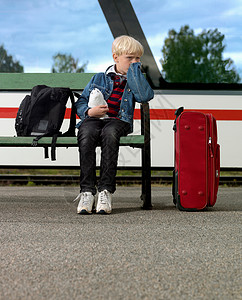男孩在火车站等着图片