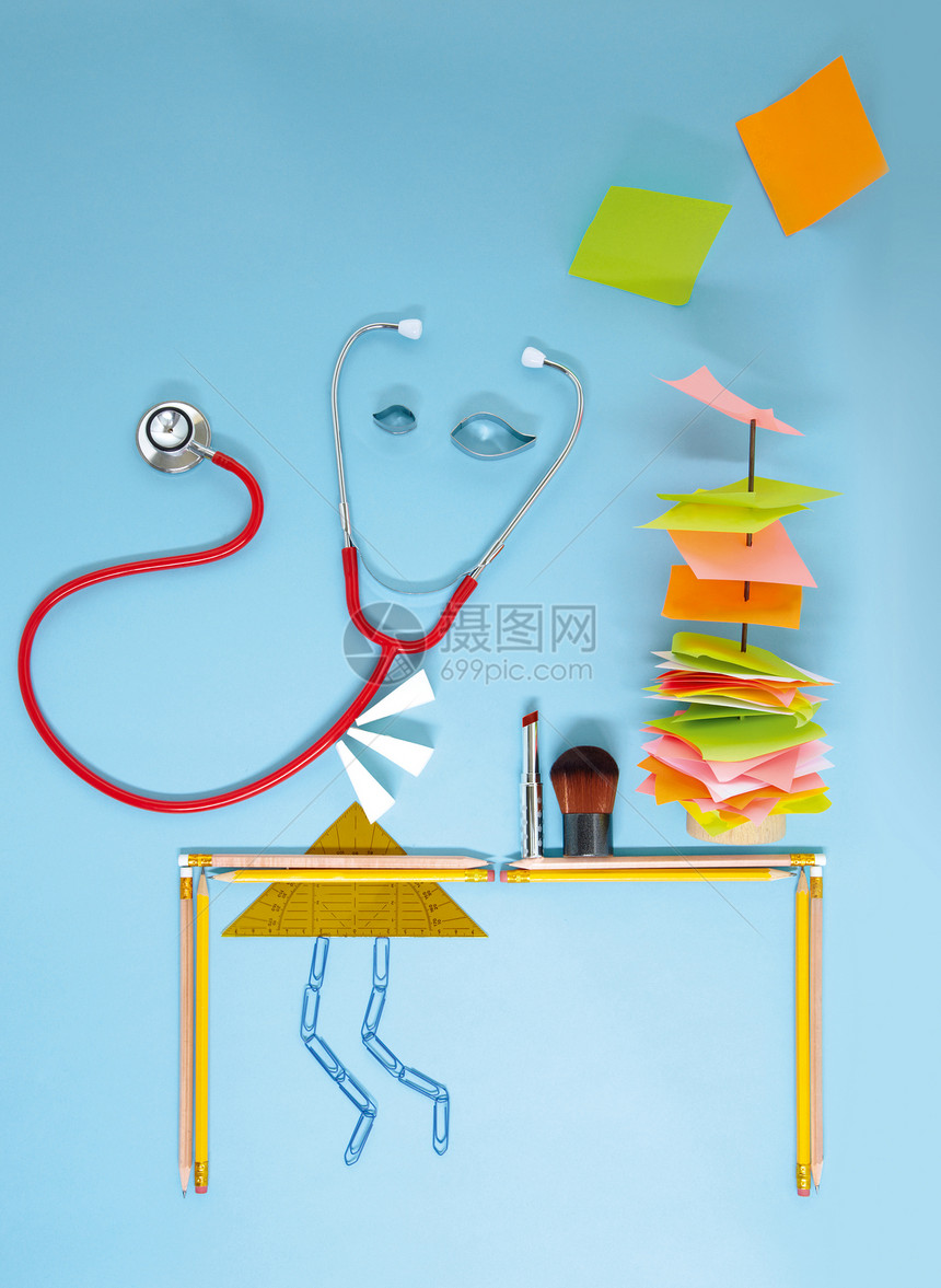 听诊器和文具放在蓝色背景上图片