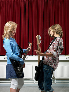 弹吉他的男孩和女孩图片